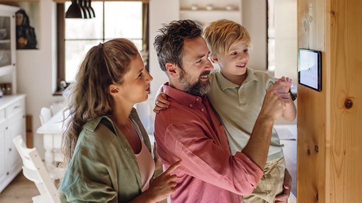 Familie nutzt Smart Home Tablet im Haus