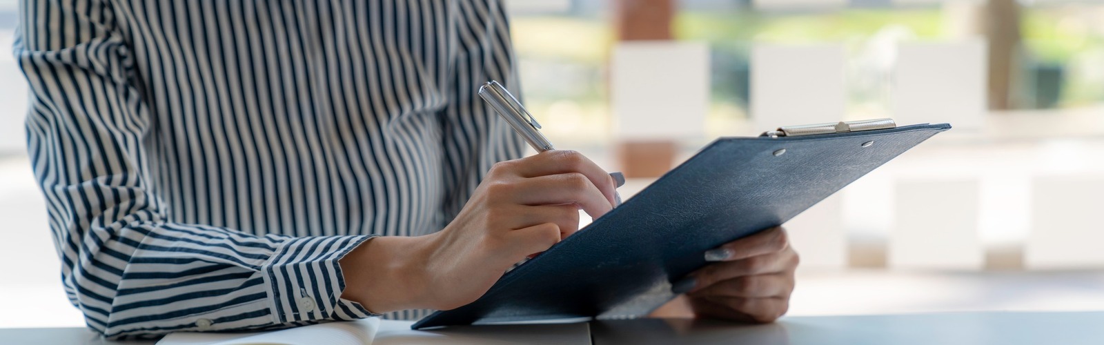 Frau füllt ein Dokument aus