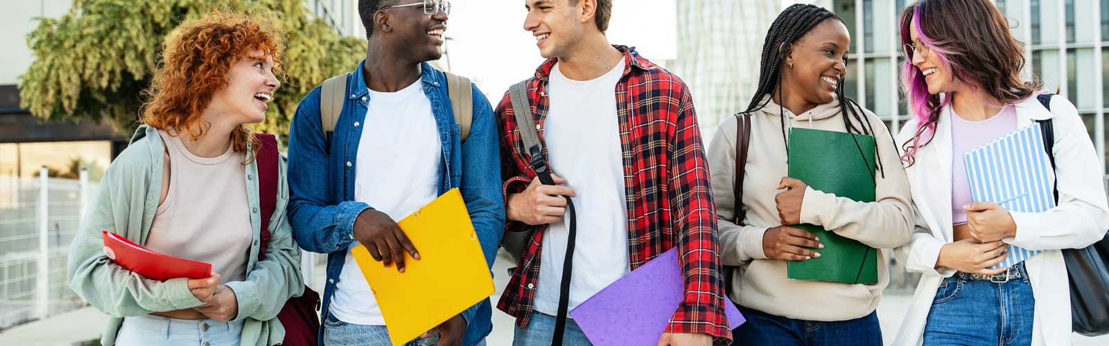 Gruppe an Studenten läuft durch die Stadt