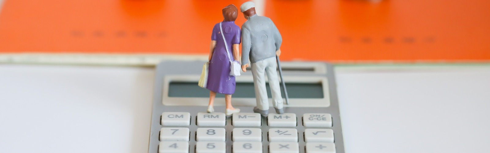 Miniatur Paar Frau und Mann auf Taschenrechner, verlinkt zu Blockbeitrag Altersvorsorge mit dem CleVesto Fondssparplan