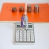 Miniatur Paar Frau und Mann auf Taschenrechner, verlinkt zu Blockbeitrag Altersvorsorge mit dem CleVesto Fondssparplan
