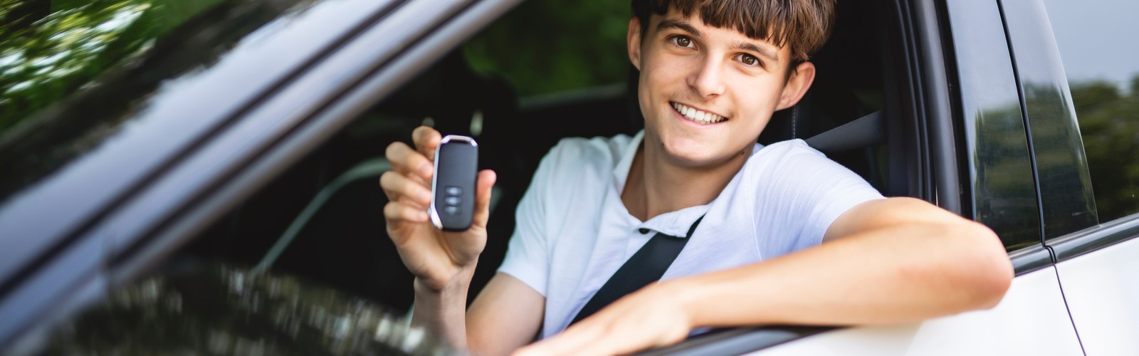 Junger Autofahrer zeigt seinen Autoschlüssel
