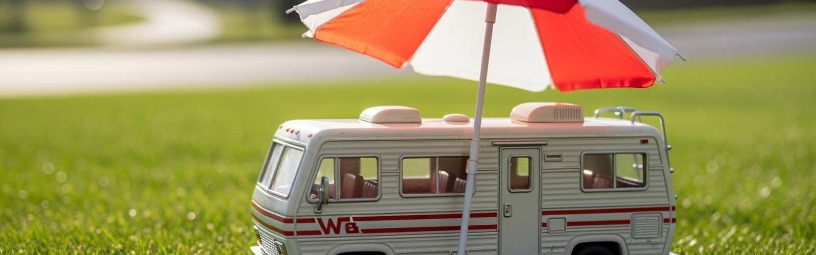 Spielzeug-Wohnmobil wird von einem Sonnenschirm geschützt