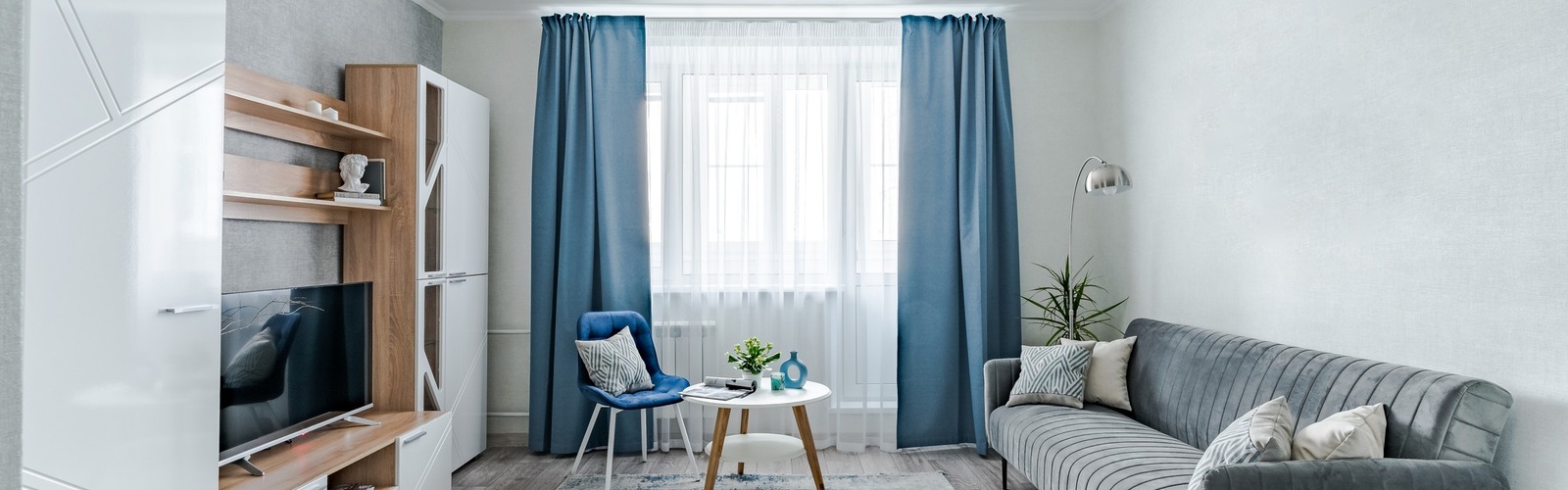 Innenansicht auf ein modern eingerichtetes Wohnzimmer